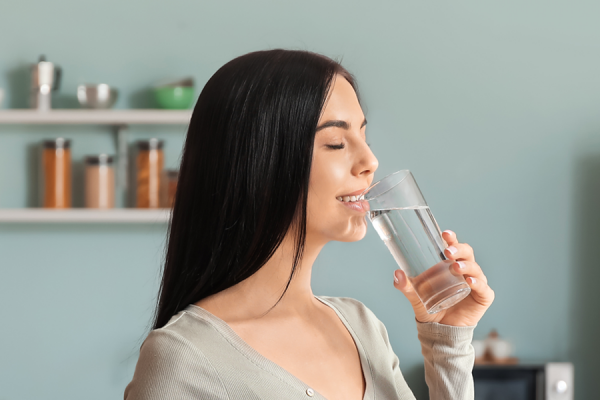 Perché fa bene bere un bicchiere d’acqua al risveglio?