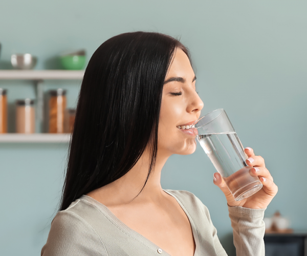 Perché fa bene bere un bicchiere d’acqua al risveglio?