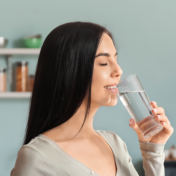 Perché fa bene bere un bicchiere d’acqua al risveglio?