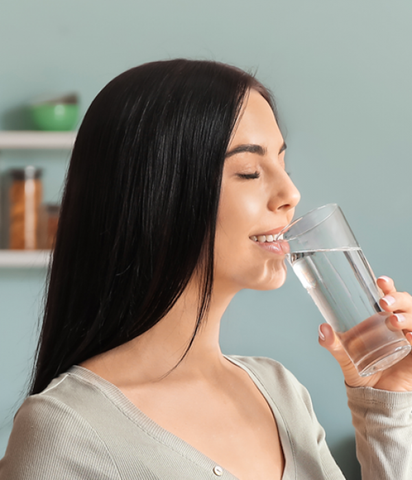 Perché fa bene bere un bicchiere d’acqua al risveglio?