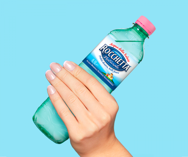 Sai che l’acqua aiuta a mantenere le unghie in salute?