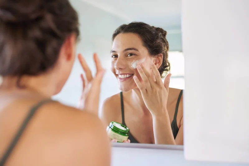 Come detergere il viso_Acqua Rocchetta