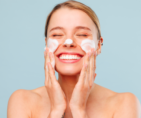 Come detergere il viso: miti da sfatare e regole da seguire
